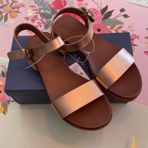 New Universal Thread Sandals